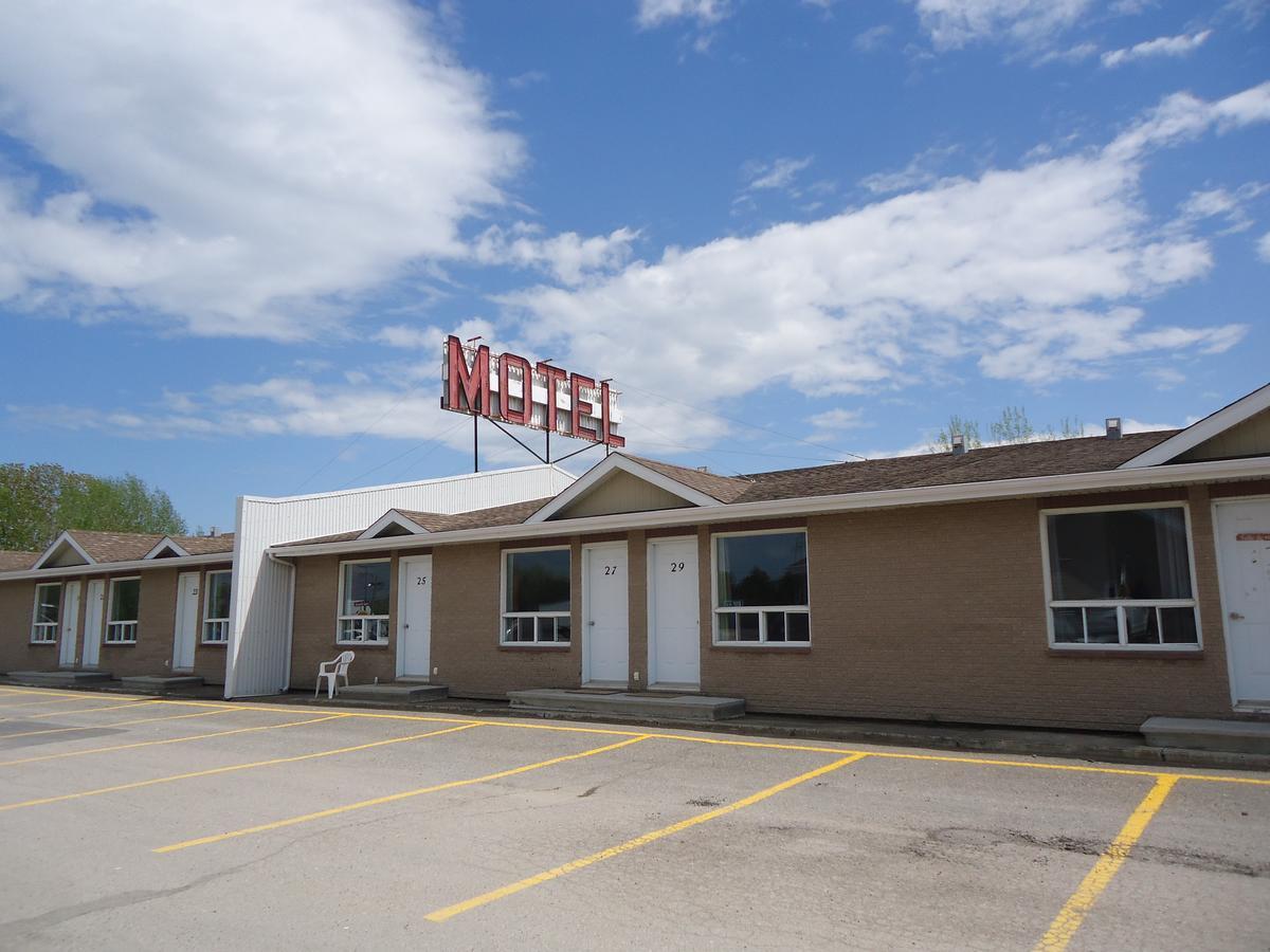 Motel Le Rond Point Metabetchouan-Lac-a-la-Croix Exterior photo